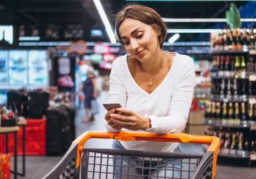 Aplikacje Biedronka, Lidl, Carrefour, Auchan, Żabka, Dino. Krótkie porównanie. Za i przeciw
