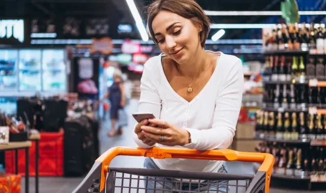 Aplikacje Biedronka, Lidl, Carrefour, Auchan, Żabka, Dino. Krótkie porównanie. Za i przeciw